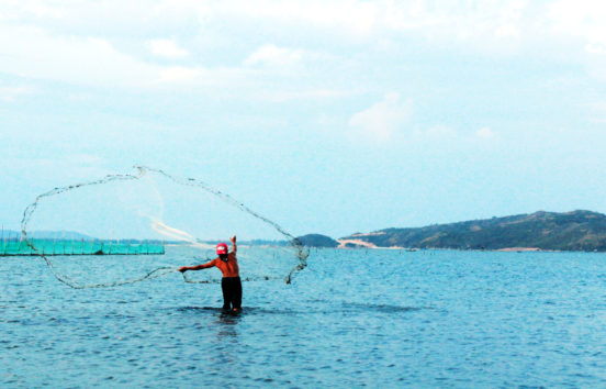 Phu Yen Travel - Catching fish at O Loan Lagoon