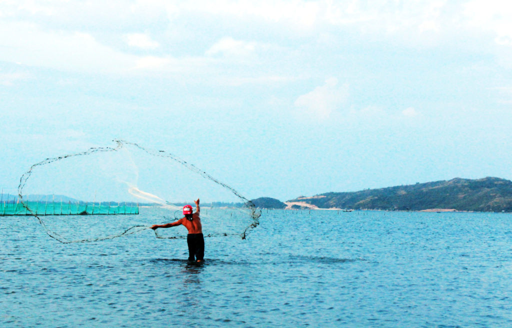 Phu Yen Vietnam Travel Guide - Catching fish at O Loan Lagoon