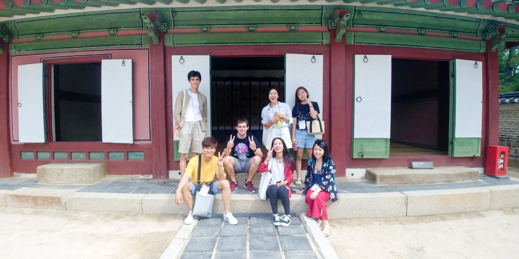 Group photo with Seoul-Mate | Free Seoul Walking Tour