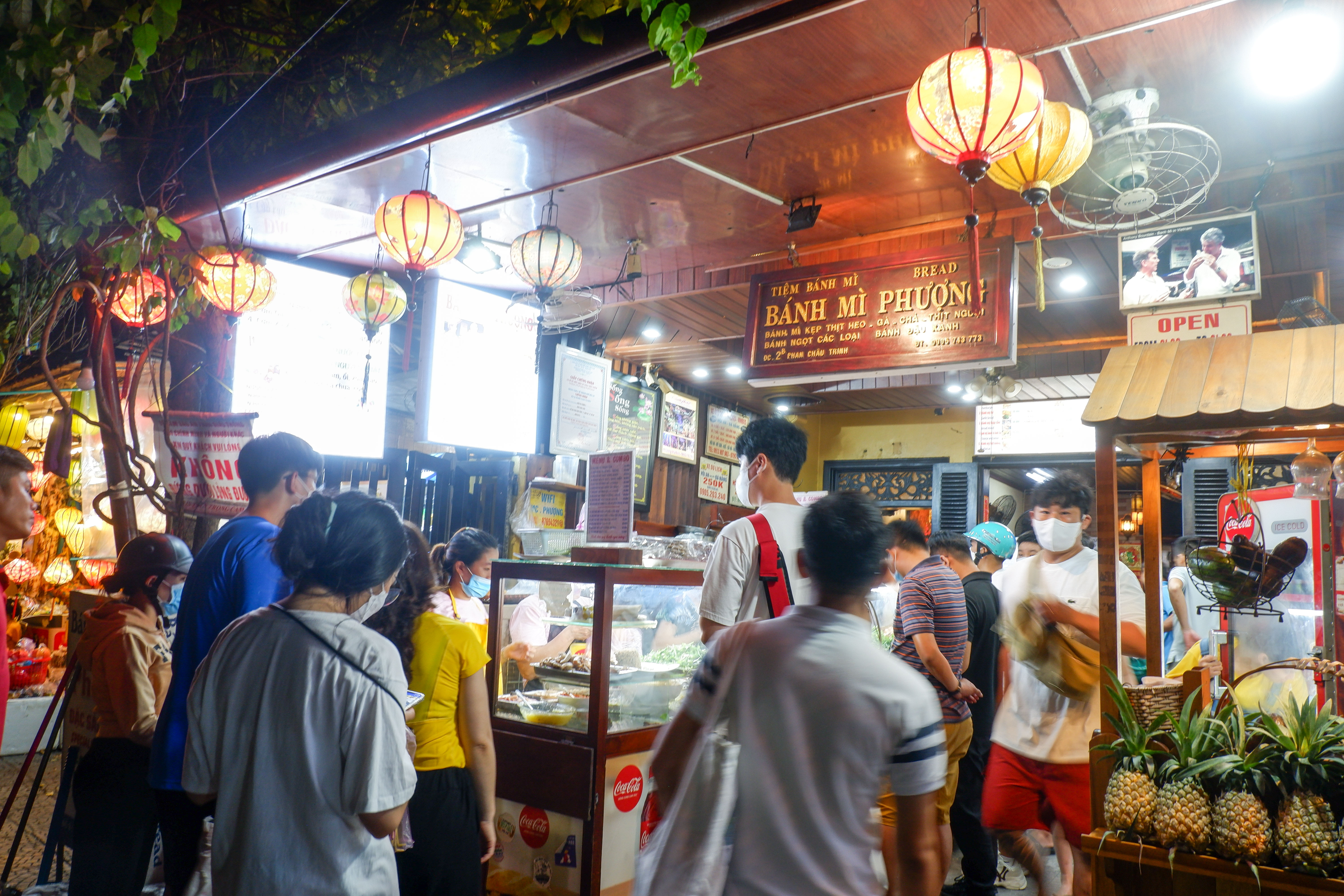 The famous Banh Mi Phuong stall in Hoi An
